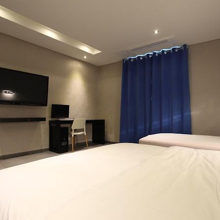 C&B Hotel Ansan Bagian luar foto