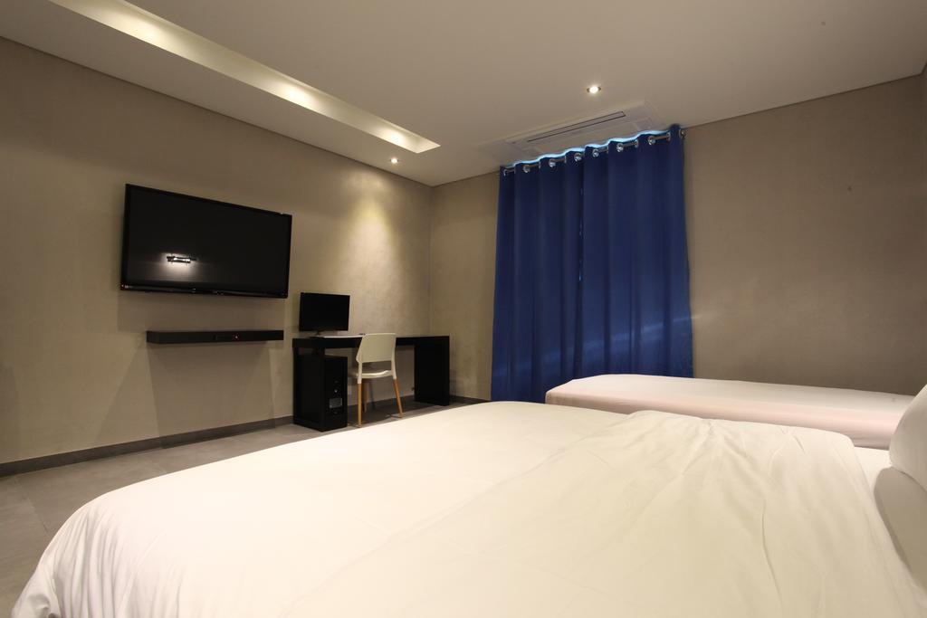 C&B Hotel Ansan Bagian luar foto
