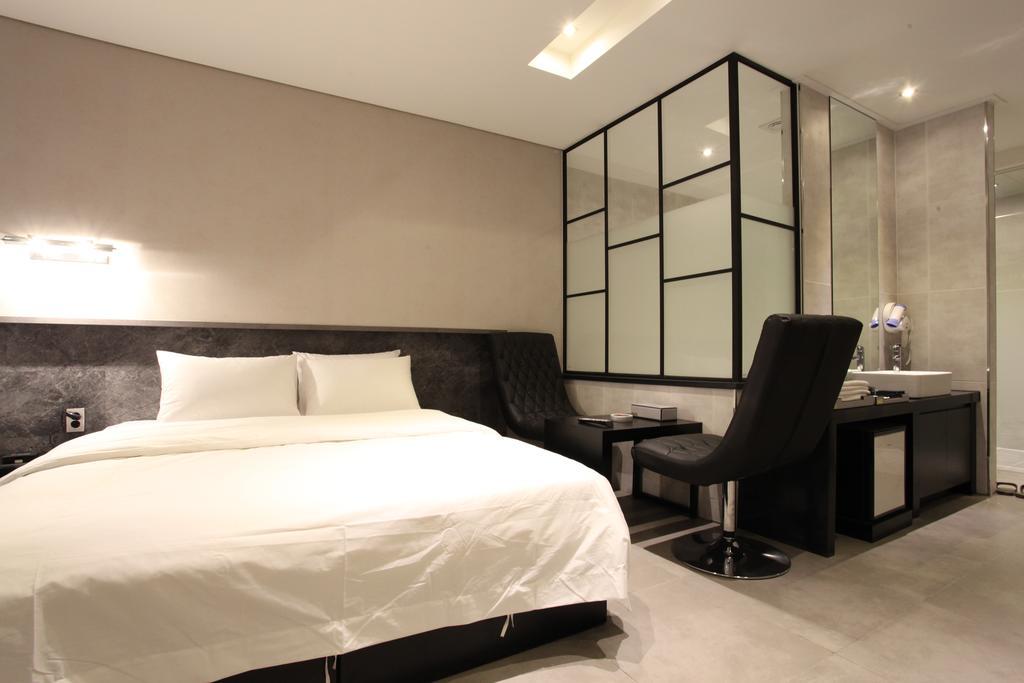C&B Hotel Ansan Bagian luar foto