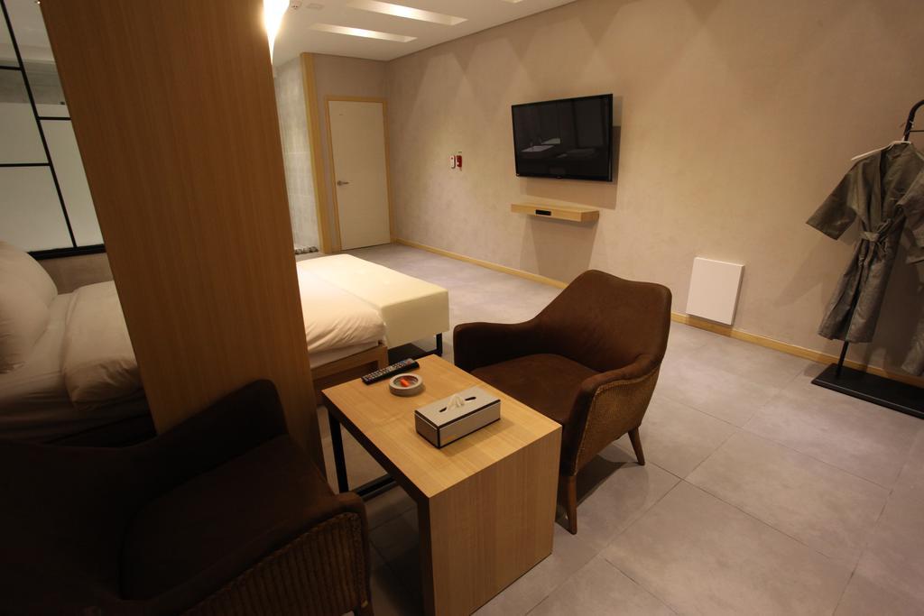 C&B Hotel Ansan Bagian luar foto