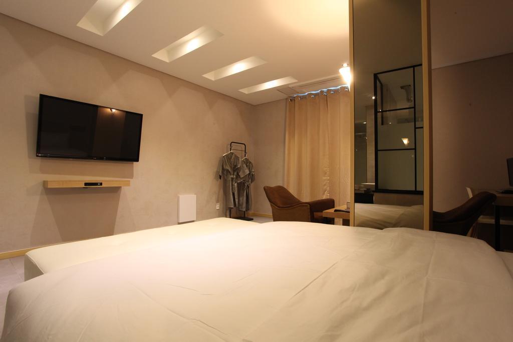 C&B Hotel Ansan Bagian luar foto