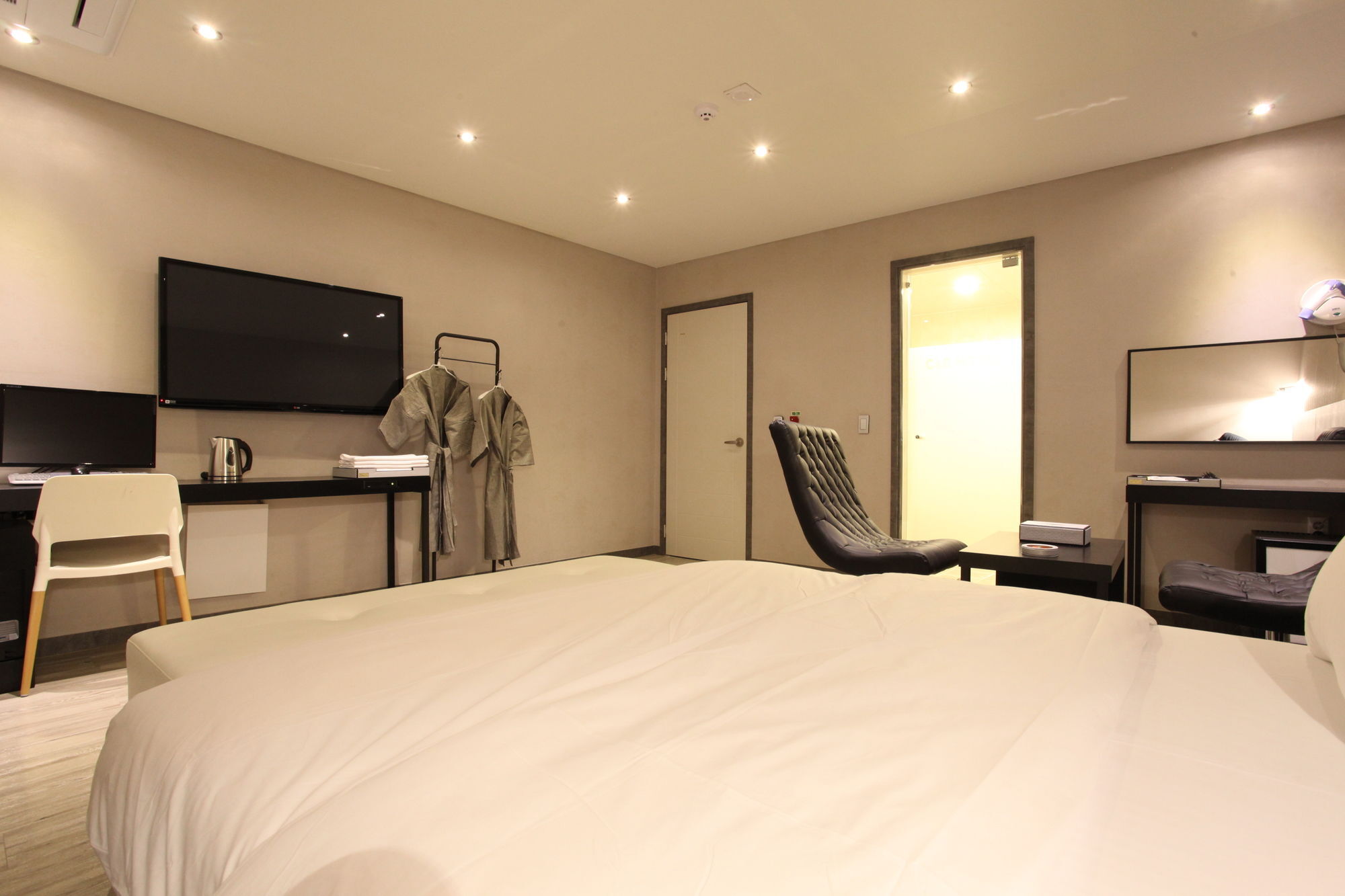C&B Hotel Ansan Bagian luar foto
